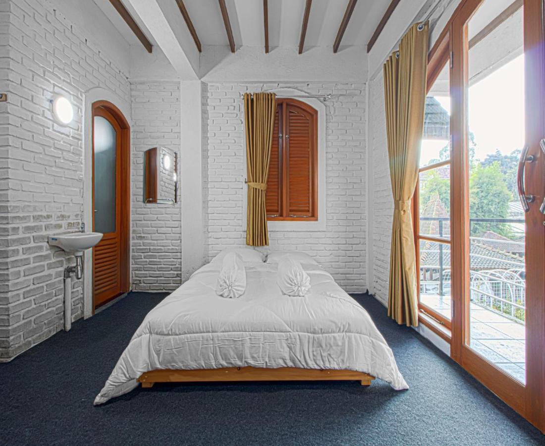 D'Journey Hotel Lembang Extérieur photo