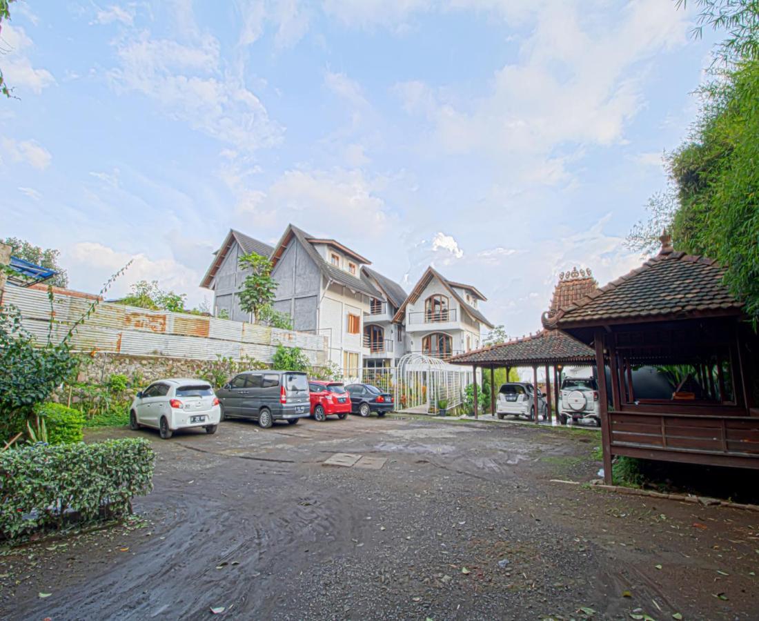 D'Journey Hotel Lembang Extérieur photo