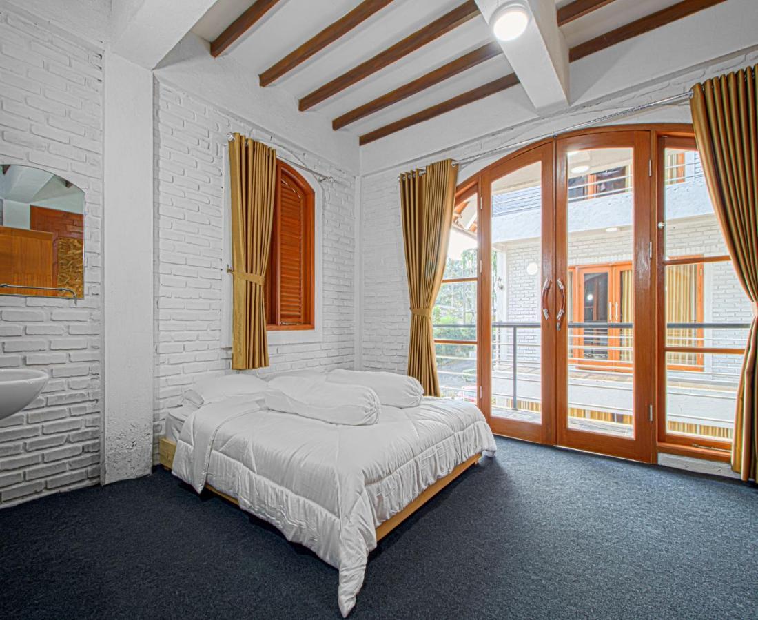 D'Journey Hotel Lembang Extérieur photo