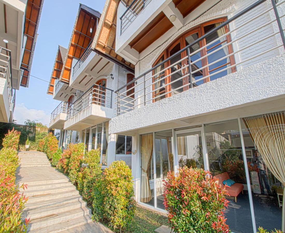 D'Journey Hotel Lembang Extérieur photo