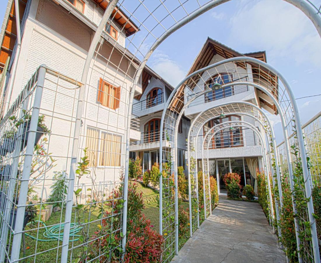 D'Journey Hotel Lembang Extérieur photo