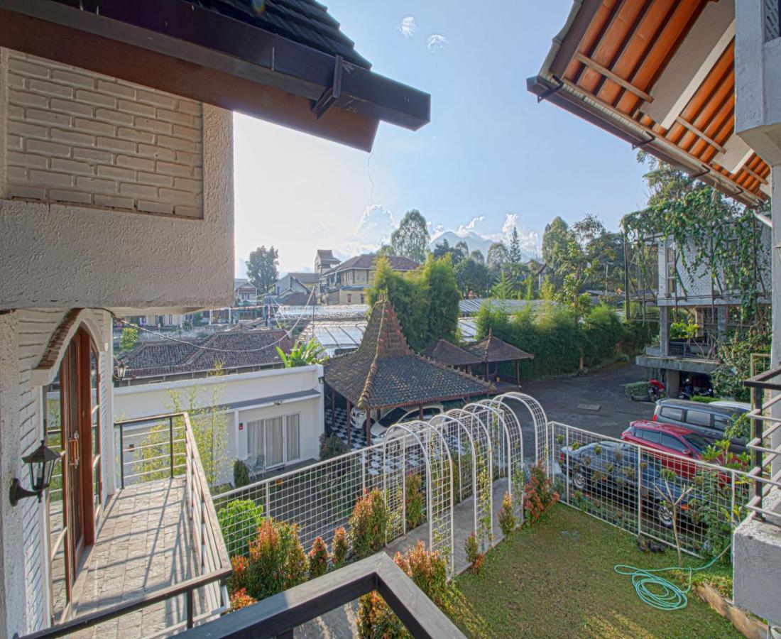 D'Journey Hotel Lembang Extérieur photo